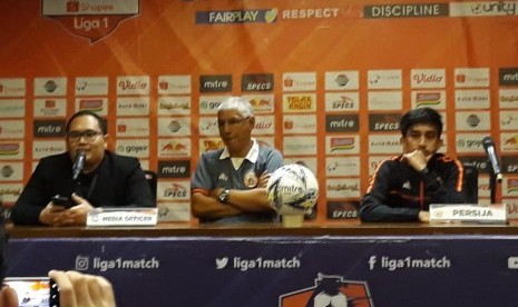 Pelatih Persija Jakarta Edson Tavares (tengah) dan perwakilan pemain, Fitra Ridwan (kanan) saat konferensi pers jelang laga melawan Madura United, di Stadion Utama Gelora Bung Karno (SUGBK), Kamis (12/12)