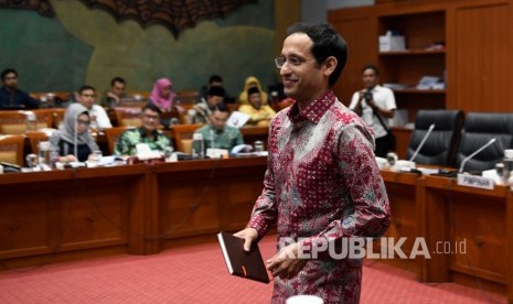 Komisi X DPR meminta Kemendikbud banyak berdiskusi dengan stakeholders pendidikan sebelum membuat kebijakan. Foto Menteri Pendidikan dan Kebudayaan Nadiem Makarim (tengah) bersiap mengikuti rapat kerja dengan Komisi X DPR. (ilustrasi).