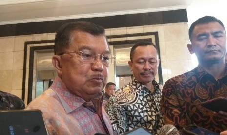 Wakil Presiden RI 2004-2009 dan 2014-2019 Jusuf Kalla saat diwawancari wartawan di Hotel Sultan, Jakarta, Kamis (12/12). 