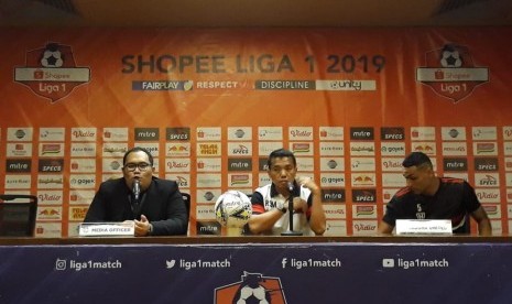 Pelatih Madura United, Rasiman (tengah) dan pemain Jaimerson (kanan) dalam konferensi pers jelang laga melawan Persija Jakarta, Kamis (12/12). 