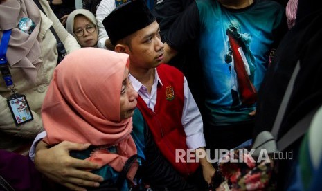 Terdakwa pengunjukrasa pada aksi pelajar, Dede Lutfi Alfiandi (kanan) memeluk ibunya Nurhayati Sulistya (kiri) sebelum mengikuti sidang pembacaan dakwaan di Pengadilan Negeri Jakarta Pusat, Kamis (12/12/2019).