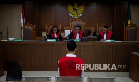 Terdakwa pengunjukrasa pada aksi pelajar, Dede Lutfi Alfiandi mengikuti sidang pembacaan dakwaan di Pengadilan Negeri Jakarta Pusat, Kamis (12/12/2019).