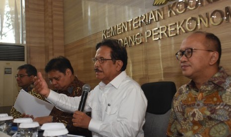 Menteri Koordinator bidang Perekonomian Airlangga Hartanto (kedua kiri) didampingi Menteri Agraria dan Tata Ruang Sofyan Djalil (kedua kanan), Wakil Menteri Keuangan Suahasil Nazara (kiri), dan Ketua Kadin Rosan Perkasa Roeslani (kanan) memberikan keterangan kepada wartawan usai Rapat Koordinasi Tiingkat Menteri tentang Omnibus Law Cipta Lapangan Kerja dan Perpajakan di Kantor Kemenko Perekonomian, Jakarta, Kamis (12/12/2019).