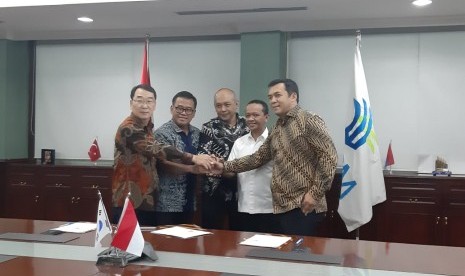 PT Lotte Chemical Indonesia bersama PT Krakatau Steel Tbk dan PT Krakatau Industrial Estate Cilegon melakukan penandatanganan Memorandum of Understanding (MoU) di Kantor Badan Koordinasi Penanaman Modal (BKPM) di Jakarta, Jumat, (13/12).