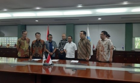 PT Lotte Chemical Indonesia bersama PT Krakatau Steel Tbk dan PT Krakatau Industrial Estate Cilegon melakukan penandatanganan Memorandum of Understanding (MoU) di Kantor Badan Koordinasi Penanaman Modal (BKPM) di Jakarta, Jumat, (13/12).