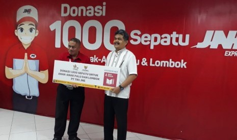 Badan Amil Zakat Nasional (Baznas) bekerja sama dengan perusahaan pengiriman, JNE menyalurkan donasi 1.000 pasang sepatu untuk anak-anak korban bencana Palu dan Lombok, serta anak kurang beruntung di Jabodetabek, Jakarta, Jumat (13/12).