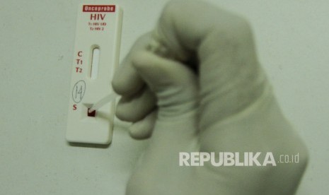 Petugas melakukan cek darah seorang warga saat tes HIV (ilustrasi)