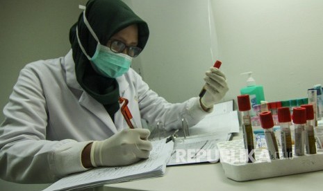 Petugas mencatat identitas darah seorang warga saat tes HIV (ilustrasi)