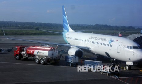 Mobil tangki Bahan Bakar Minyak (BBM) jenis avtur saat melakukan pengisian bahan bakar ke pasawat di Bandara Domine Eduard Osok (DEO) Kota Sorong, Papua Barat, Jumat (13/12/2019).