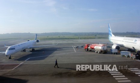 Mobil tangki Bahan Bakar Minyak (BBM) jenis avtur saat melakukan pengisian bahan bakar ke pasawat di Bandara Domine Eduard Osok (DEO) Kota Sorong, Papua Barat, Jumat (13/12/2019). 