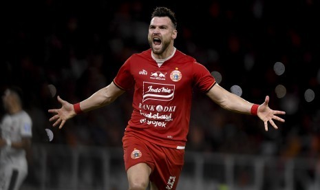 Striker Persija Jakarta Marko Simic meluapkan kegembiraan usai mencetak gol ke gawang Madura United dari titik pinalti pada laga lanjutan Liga 1 di Stadion Utama Gelora Bung Karno, Jakarta, Jumat (13/12/2019). 