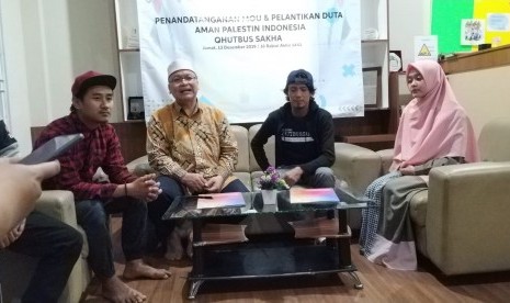 Penandatanganan MOU dan pelantikan duta Aman Palestin Indonesia, Qhutbus Sakha di Kantor Aman Palestin Indonesia, Jalan Surapati, Kota Bandung, Jumat (13/12). 