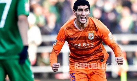 Pemain sepak bola Belgia Marouane Fellaini dari Shandong Luneng Taishan F.C. merayakan setelah mencetak gol selama pertandingan babak ke-30 Liga Super Asosiasi Sepak Bola Cina (CSL) melawan Beijing Sinobo Guoan di Beijing, Cina, 1 Desember 2019.