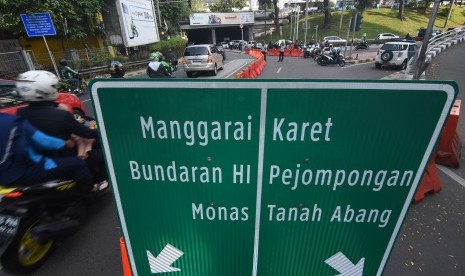 Pengendara kendaraan bermotor melintas saat diberlakukan uji coba rekayasa lalu lintas Sistem Satu Arah (SSA) di Jalan Margono Djoyohadikoesoemo, Jakarta, Jumat (13/12/2019).