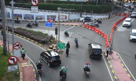 Petugas Dinas Perhubungan (Dishub) DKI Jakarta mengatur lalu lintas (ilustrasi). Dishub menetapkan rekayasa arus lalu lintas pada Jakarta Car Free Night malam nanti menyambut Tahun Baru 2020.