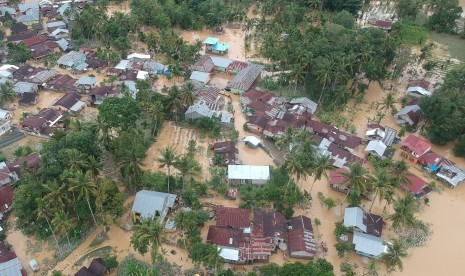 Foto udara kondisi banjir yang merendam pemukiman di Kampung Tarandam, Nagari Pasar Muara Labuah, Kab.Solok Selatan, Sumatera Barat, Jumat (13/12/2019)