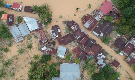 Foto udara kondisi banjir yang merendam pemukiman di Kampung Tarandam, Nagari Pasar Muara Labuah, Kab.Solok Selatan, Sumatera Barat, Jumat (13/12/2019).