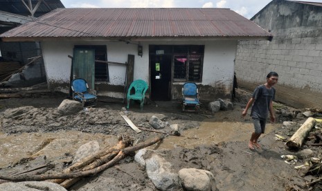 Takut Cuaca Ekstrem, Warga Kulawi Bermalam di Pengungsian. Warga berada di sekitar rumah yang rusak akibat diterjang banjir bandang di Dusun Pangana, Desa Bolapapu, Kecamatan Kulawi, Kabupaten Sigi, Sulawesi Tengah.