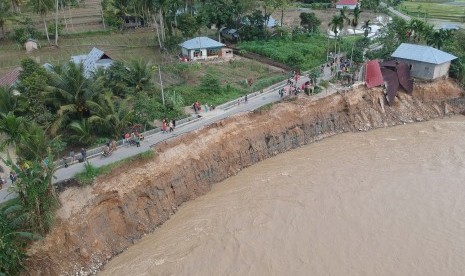 Foto udara kondisi rumah yang rusak akibat banjir bandang, di Nagari Pakan Raba