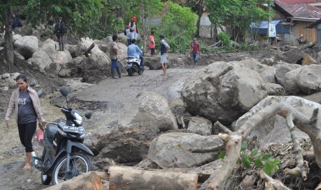 Sigi akan Gelar RDP Bahas Masalah Banjir Terulang. Warga berada di sekitar tumpukan material yang terbawa banjir bandang dan menerjang pemukiman warga di Dusun Pangana, Desa Bolapapu, Kecamatan Kulawi, Kabupaten Sigi, Sulawesi Tengah.