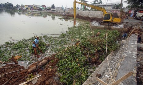 Pekerja menyelesaikan pembangunan proyek revitalisasi Situ Rawa Kalong, Cimanggis, Kota Depok, Jawa Barat, Jumat (13/12/2019).