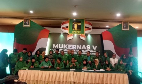 Ketua Panitia Pengarah Mukernas V PPP Achmad Baidowi bersama jajarannya saat memberikan pernyataan pers seusai menggelar Mukernas V di Hotel Grand Sahid, di Jakarta, Ahad (15/12)