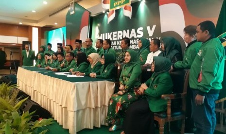 Ketua Panitia Pengarah Mukernas V PPP Achmad Baidowi bersama jajarannya saat memberikan pernyataan pers seusai menggelar Mukernas V di Hotel Grand Sahid, di Jakarta, Ahad (15/12)