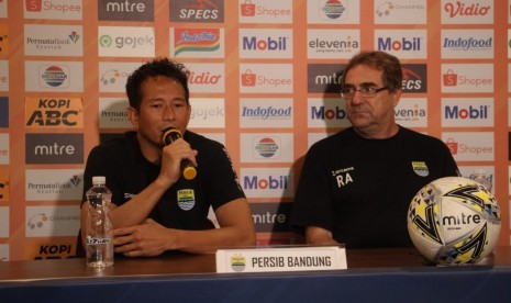 Kiper Persib Bandung, I Made Wirawan (kiri) dan pelatih Persib Bandung, Robert Rene Alberts (kanan) di Graha Persib, Jalan Sulanjana, Kota Bandung, Ahad (15/12). (Republika/Hartifiany Praisra)