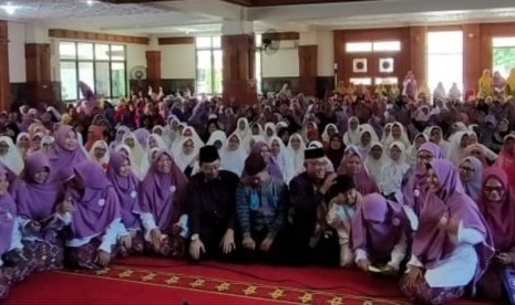 Salimah Kota Depok panjatkan seribu doa untuk Ibu dalam rangka memperingati hari ibu yang diselenggarakan di  Masjid Balai Kota Depok, Ahad (15/12).