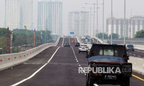 Sejumlah kendaraan mobil golongan satu melintas di atas jalan Tol Layang (Elevated) Jakarta - Cikampek (Japek) di Bekasi, Jawa Barat (foto ilustrasi).