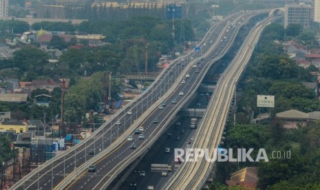 Sejumlah kendaraan melintasi Tol Layang (Elevated) Jakarta-Cikampek II di Bekasi, Jawa Barat, Ahad (15/12/2019).