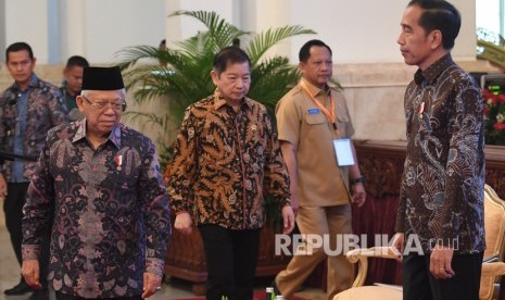 Presiden Joko Widodo (kanan) didampingi Wakil Presiden Ma