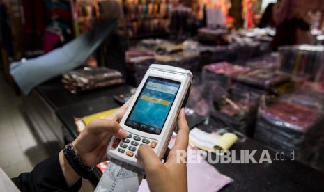 Pembeli melakukan transaksi pembayaran digital dengan mesin EDC berbasis android di Pasar Baru, Bandung, Jawa Barat, Senin (16/12). Studi Next Cashless Society yang dilakukan oleh perusahaan riset pemasaran Ipsos Indonesia menunjukkan jumlah transaksi nontunai mencapai 4,7 juta transaksi dengan nilai Rp 128 triliun pada 2019.