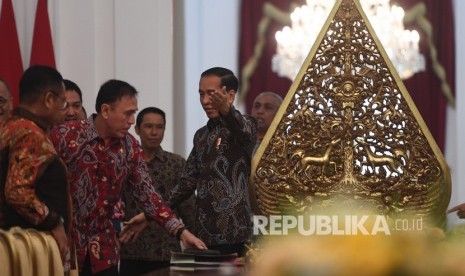 Presiden Joko Widodo (kanan) mempersilakan Ketua Umum PSSI Mochammad Iriawan (kedua kiri) dan rombongan sebelum pertemuan di Istana Merdeka, Jakarta, Senin (16/12).