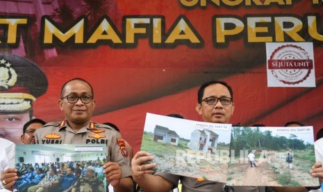 Kapolda Metro Jaya Irjen Pol Gatot Eddy Pramono (kanan) bersama Kabid Humas Polda Metro Jaya Kombes Pol Yusri Yunus (kiri) menunjukan barang bukti foto saat rilis kasus sindikat mafia perumahan syariah di Polda Metro Jaya, Jakarta, Senin (16/12/2019).