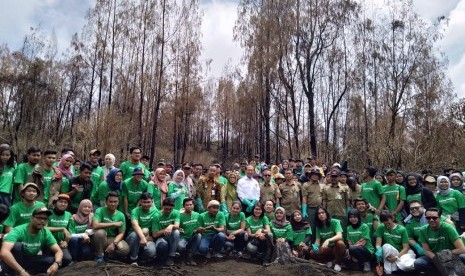 Grup vokal Barasuara turut melakukan penghijauan kawasan komservasi kawasan Taman Isata Alam (TWA) Kawah ijen, Banyuwangi, Jawa Timur, Senin (16/12). Kegiatan itu bekerja sama dengan Bakti Lingkungan Djarum Foundation melalui program Siap Sadar Lingkungan. 