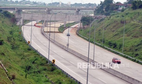 Kendaraan melintas di jalan tol Bogor-Ciawi-Sukabumi (Bocimi) seksi 1 Ciawi-Cigombong di Cigombong, Kabupaten Bogor, Jawa Barat, Senin (16/12). PT Waskita Karya (Persero) Tbk kembali mendapatkan tambahan pundi-pundi nilai kontrak baru senilai Rp 3,2 triliun pada September. 