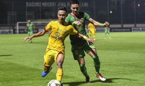 Pesepak bola Bhayangkara FC Sani Rizki (kiri) berusaha melewati pesepak bola Kalteng Putra Onorionde Kughegbe (kanan) pada laga lanjutan Liga 1 di Stadion PTIK, Jakarta, Senin (16/12/2019). 