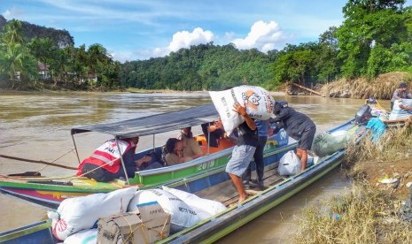 Wakil Bupati Solok Selatan bersama rombongan mengantarkan bantuan logistik dan kebutuhan warga terdampak banjir di Nagari Lubuk Ulang Aling Selatan, Senin (16/12). 