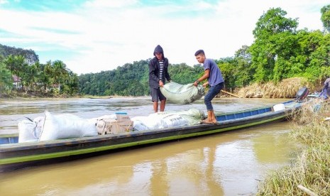 Wakil Bupati Solok Selatan bersama rombongan mengantarkan bantuan logistik dan kebutuhan warga terdampak banjir di Nagari Lubuk Ulang Aling Selatan, Senin (16/12). 