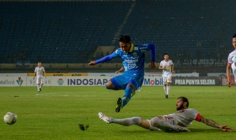 Pesepak bola Persib Bandung Febri Hariyadi (kiri) berebut bola dengan pesepak bola Perseru Badak Lampung Bojan Malisic (kanan) saat menjalani laga lanjutan Liga 1 pekan ke 33 di Stadion Si Jalak Harupat, Kabupaten Bandung, Jawa Barat, Senin (16/12/2019).