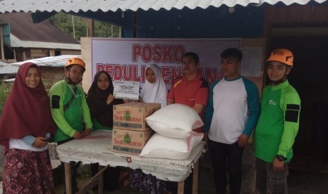 Dompet Dhuafa Singgalang menyerahkan bantuan sembako untuk korban banjir Solok Selatan, Sabtu (14/12). 