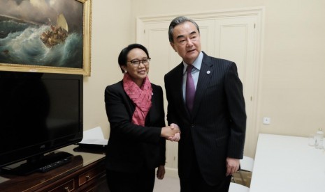 Menteri Luar Negeri (Menlu) RI, Retno Marsudi dalam pertemuan dengan Menlu Cina Wang Yi