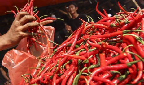 Pedagang menunjukkan cabe merah kriting di Pasar Kemiri Muka, Depok, Jawa Barat, Selasa (17/12/2019).