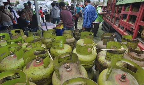 Subsidi dicabut, harga jual elpiji tiga kilogram diperkirakan akan naik. Foto pekerja menyusun tabung gas elpiji tiga kilogram yang akan disalurkan ke pangkalan-pangkalan penjualan, (ilustrasi).