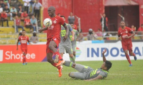 Pesepak bola Semen Padang FC Dany Karl Max (kiri) merebut dari pemain Borneo FC Wildansyah (kanan) pada pertandingan lanjutan Liga 1, di Stadion GOR H Agus Salim, Padang, Sumatera Barat, Selasa (17/12/2019).