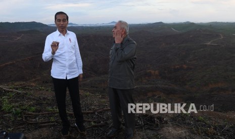 Presiden Joko Widodo (kiri) berbincang dengan Gubernur Kalimantan Timur Isran Noor (kanan) saat meninjau lokasi rencana ibu kota baru di Sepaku, Penajam Paser Utara, Kalimantan Timur. Gubernur cukup bersyukur Kaltim dipilih menjadi calon IKN baru