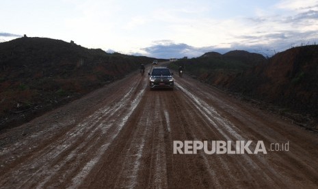 Panitia Kerja (Panja) Rancangan Undang-Undang Ibu Kota Negara (RUU IKN) sepakat bahwa pembahasan RUU tersebut akan dibawa ke tingkat tim perumus (timus).. Foto: Mobil yang membawa Presiden Joko Widodo melewati jalan berlumpur saat meninjau lokasi rencana ibu kota baru di Sepaku, Penajam Paser Utara, Kalimantan Timur, Selasa (17/12/2019).