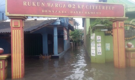 Hujan deras yang terjadi Selasa (17/12) siang kemarin hingga malam di Kabupaten Bandung menyebabkan sejumlah pemukiman warga terendam banjir di tiga kecamatan Baleendah, Dayeuhkolot dan Bojongsoang. Selain itu, akses jalan yang menghubungkan wilayah Dayeuhkolot-Ciparay dan Banjaran terendam banjir dan terputus, Rabu (18/12). 