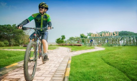 Kawasan reklamasi eks tambang kapur lingkungan pabrik Semen Indonesia di Tuban, yang kini menjadi Taman Arboretum sekaligus wahana wisata edukasi yang asri. Upaya PT Semen Indonesia menerapkan praktik penambangan yang ramah lingkungn dan menjaga keseimbangan ekosistem dan keberadaan air bawah tanah ini meraih Penghargaan ASEAN Mineral Awards 2019.